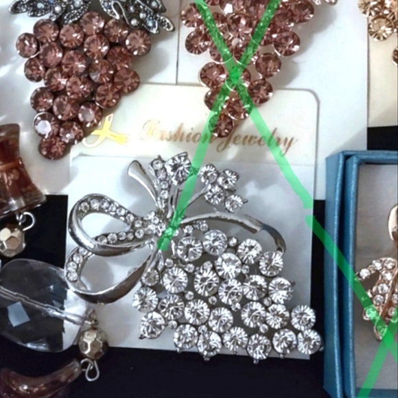 Cluster of Grapes Brooch - Picture 8 of 11